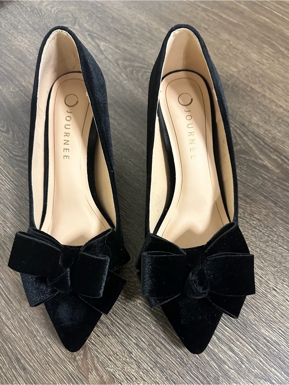 Journee Collection Black Velvet Bow Pointed-Toe Pumps